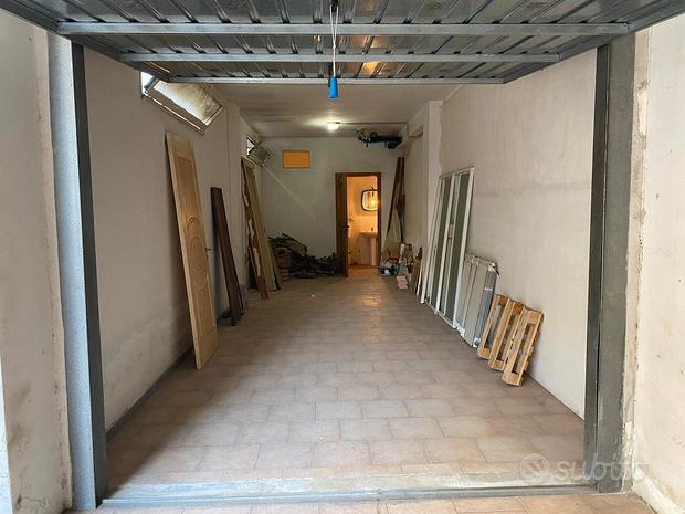 Garage à Copertino, Italy 31m² No. 273584