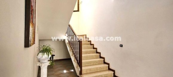 3 Schlafzimmer Wohnung in Mantua, Italy, Nr. 329819 4