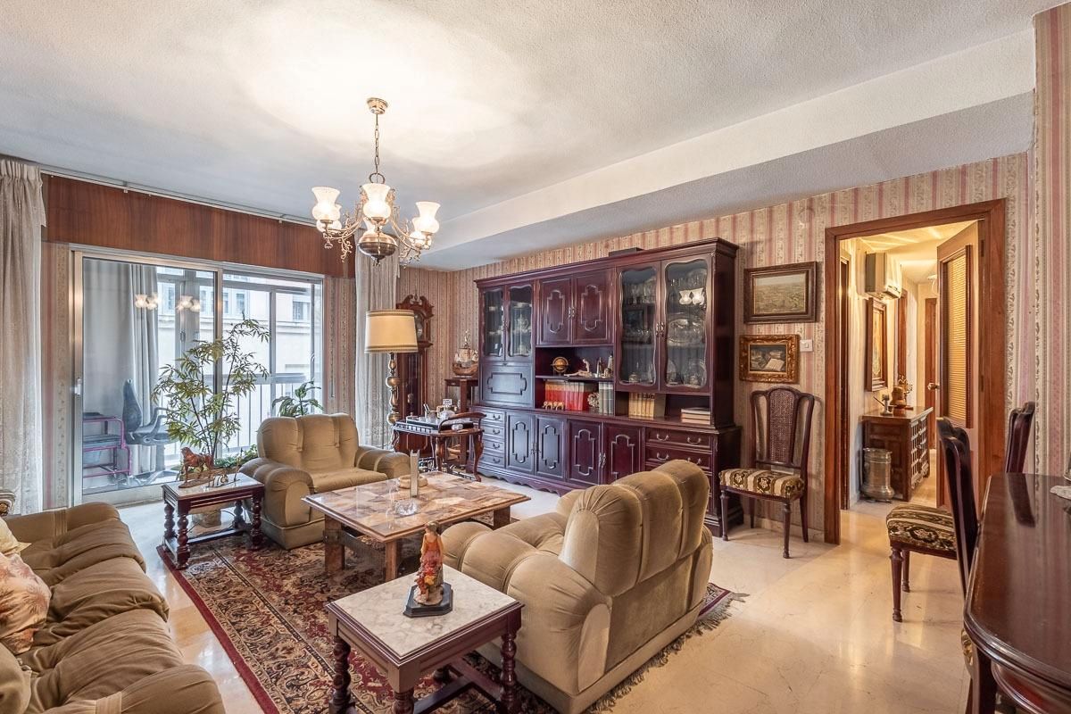 5 bedrooms Apartment in Granada, Spain No. 273299