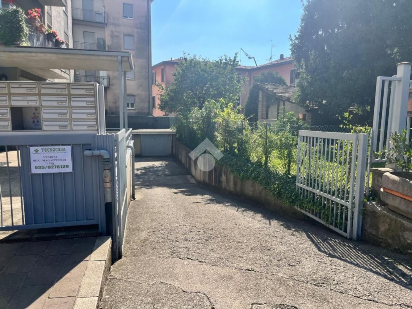 Garage à Torre Boldone, Italy 77m² No. 338641