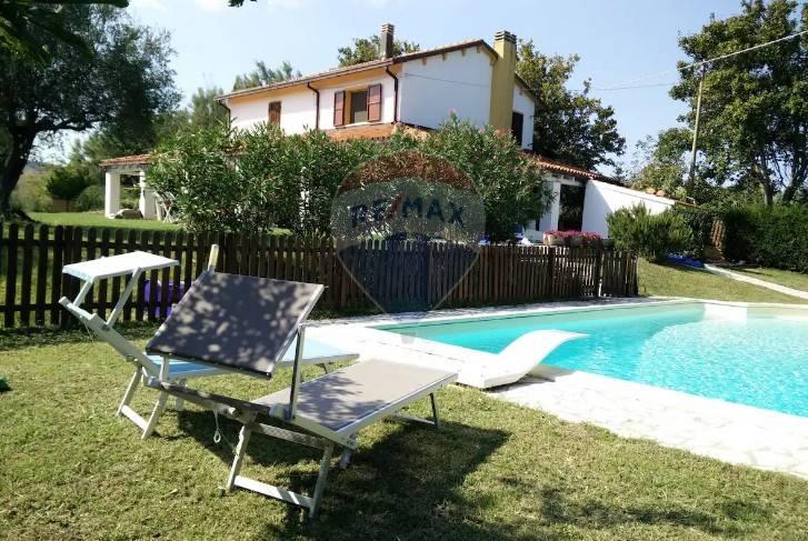 Villa de 5 habitaciónes en Coriano, Italy No. 3518