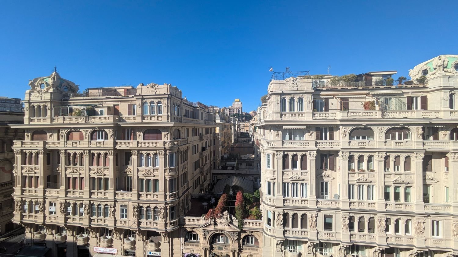 3غرفة شقة في Genoa, Italy رقم 192342