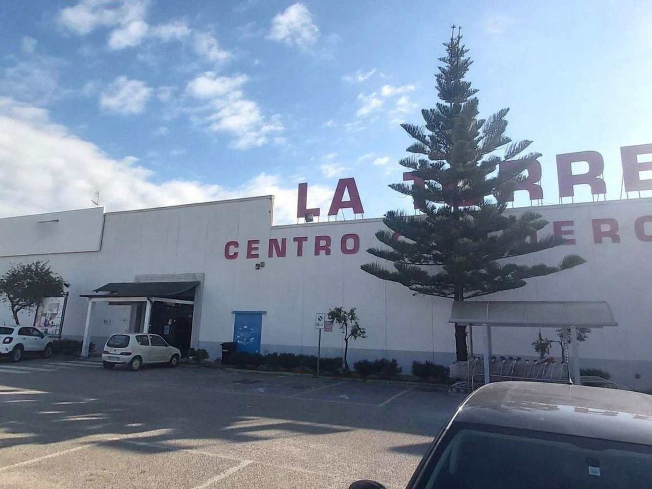 104m² Commercial property in Cropani, Italy No. 374924