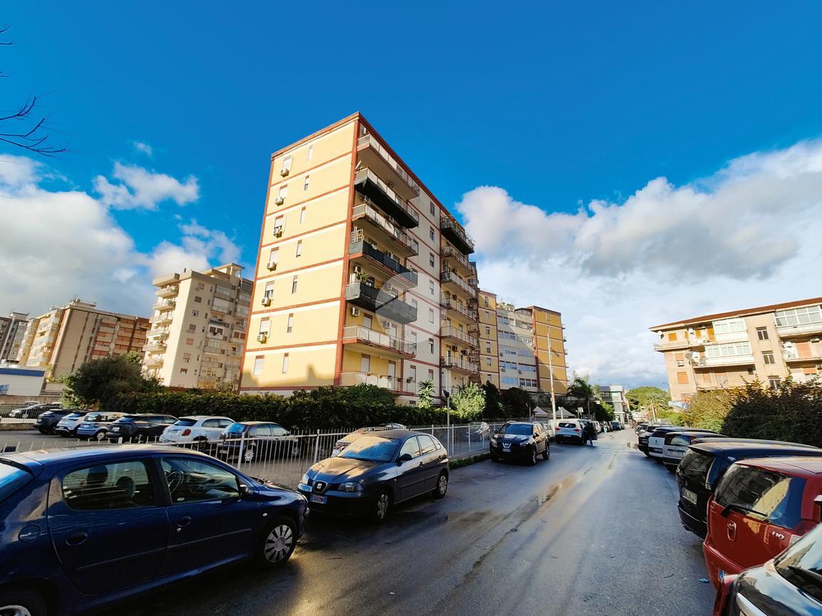 5 rooms Apartment in Palermo, Italy No. 3108