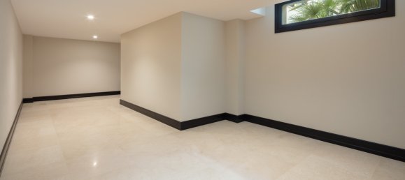 5 bedrooms Villa in Nueva Andalucia, Spain No. 5408 10