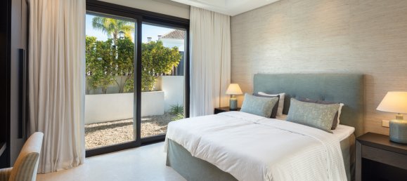 5 bedrooms Villa in Nueva Andalucia, Spain No. 5408 15