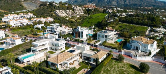 5 bedrooms Villa in Nueva Andalucia, Spain No. 5408 2