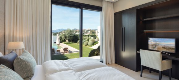 5 bedrooms Villa in Nueva Andalucia, Spain No. 5408 16