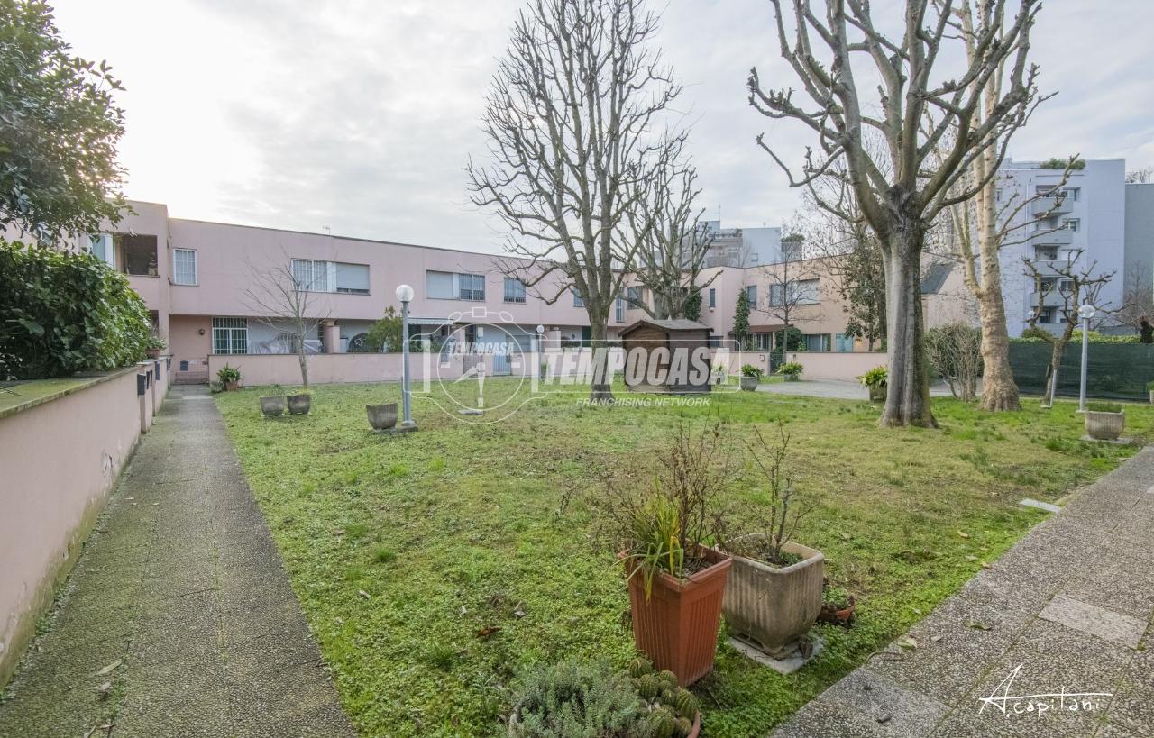 4 rooms House in Modena, Italy No. 40452