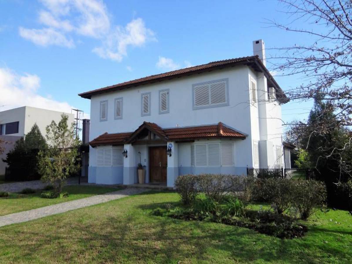 Casa de 4 dormitorios en Pilar, Argentina No. 76239