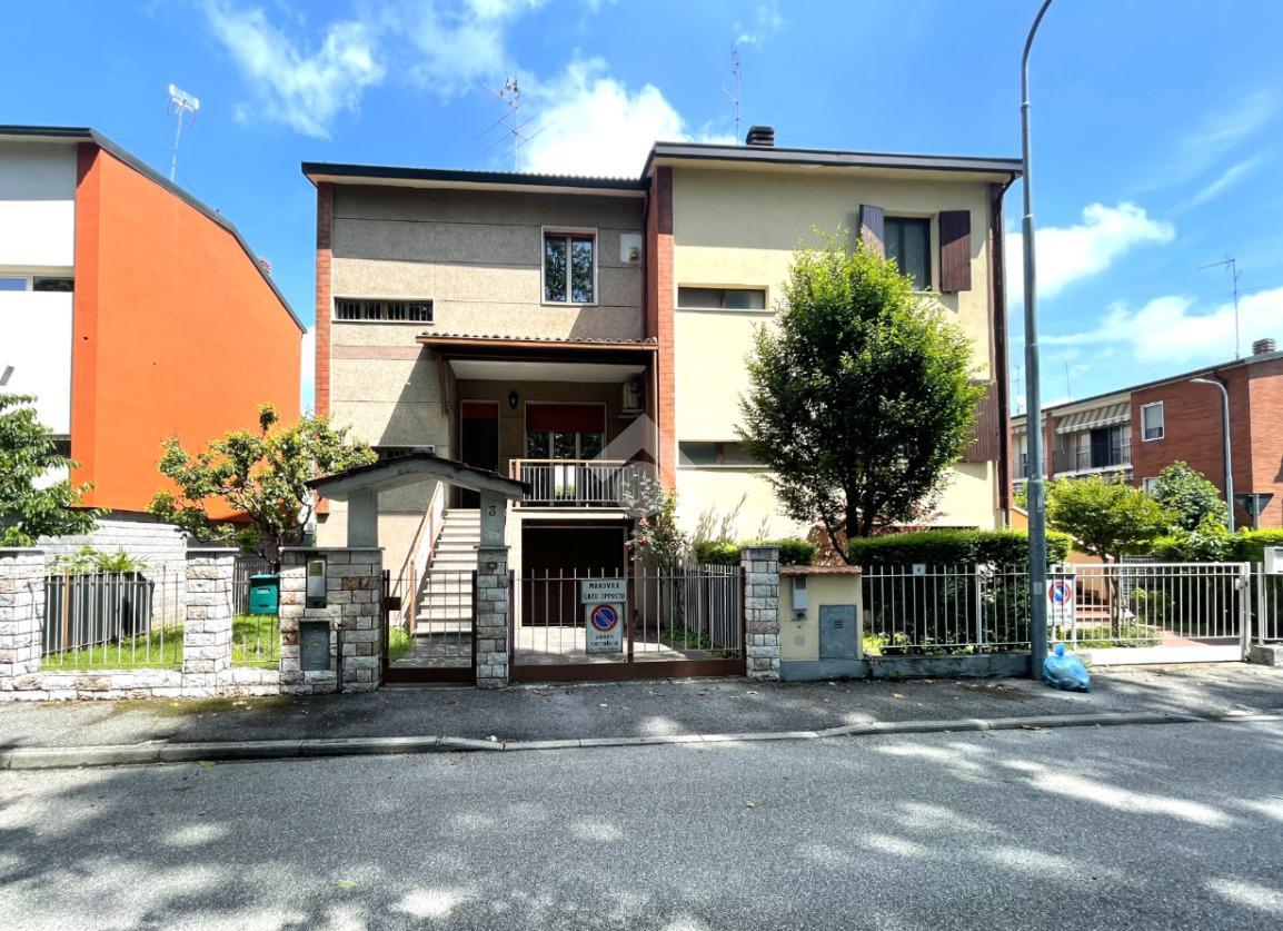 3 rooms House in Cremona, Italy No. 125800