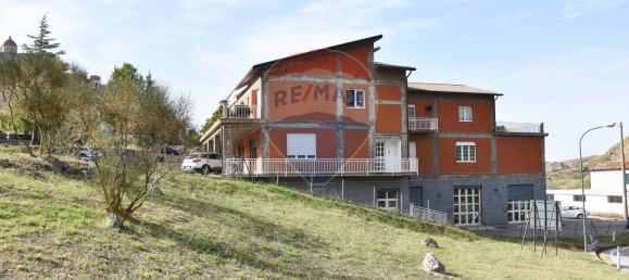 346m² Commercial property in Petralia Sottana, Italy No. 79080 4