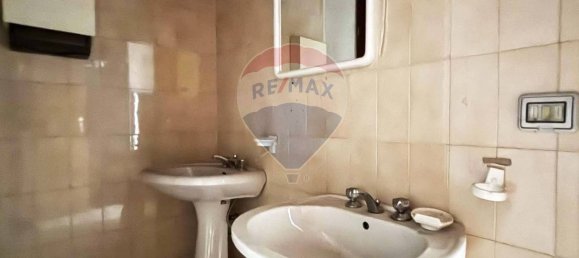 346m² Commercial property in Petralia Sottana, Italy No. 79080 16