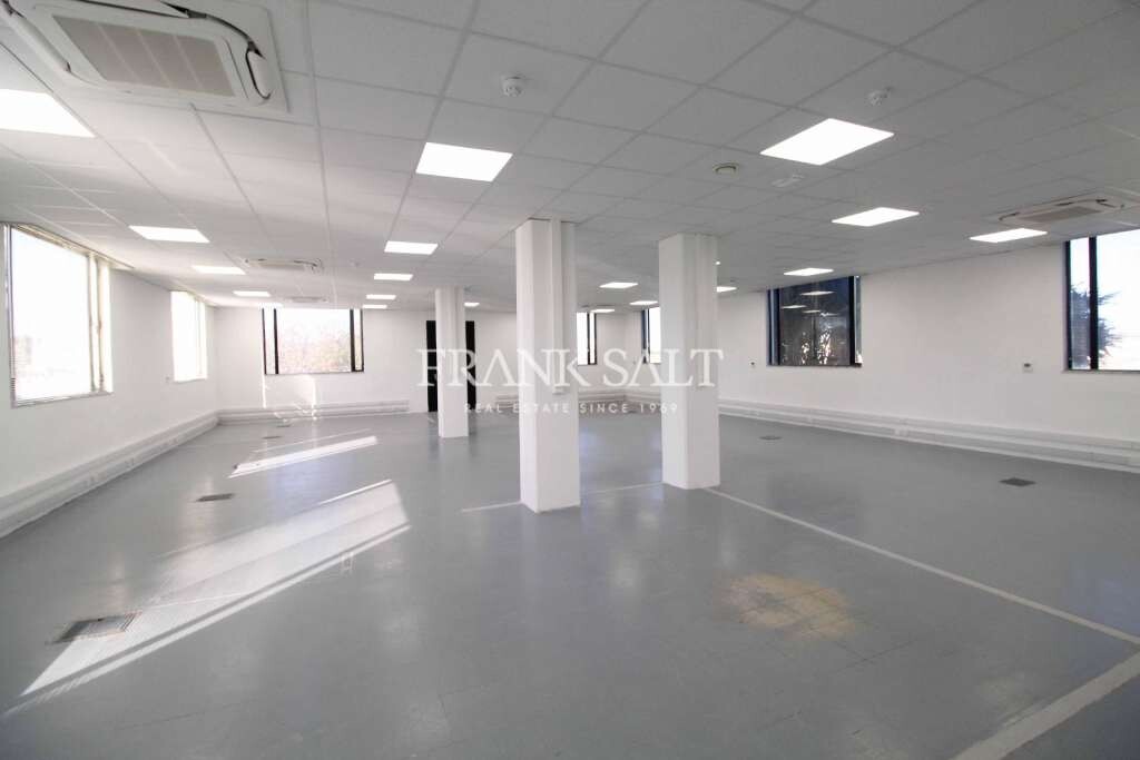 Oficina en Birzebbuga, Malta 200 m² No. 11743