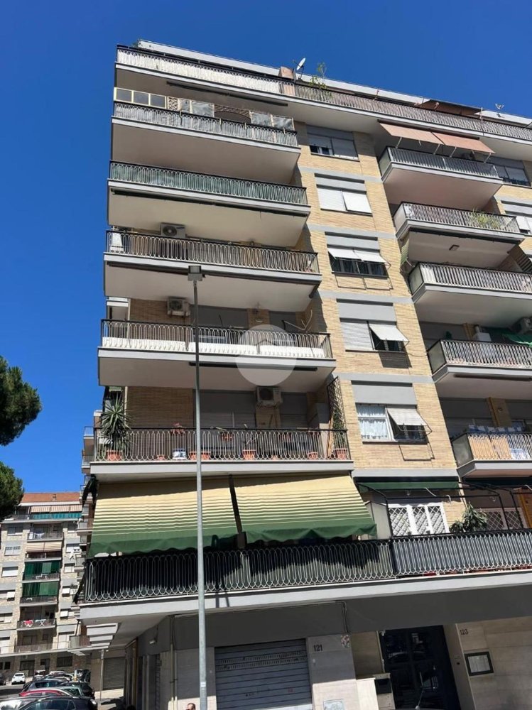 4 rooms Apartment in Rome, Italy No. 264049