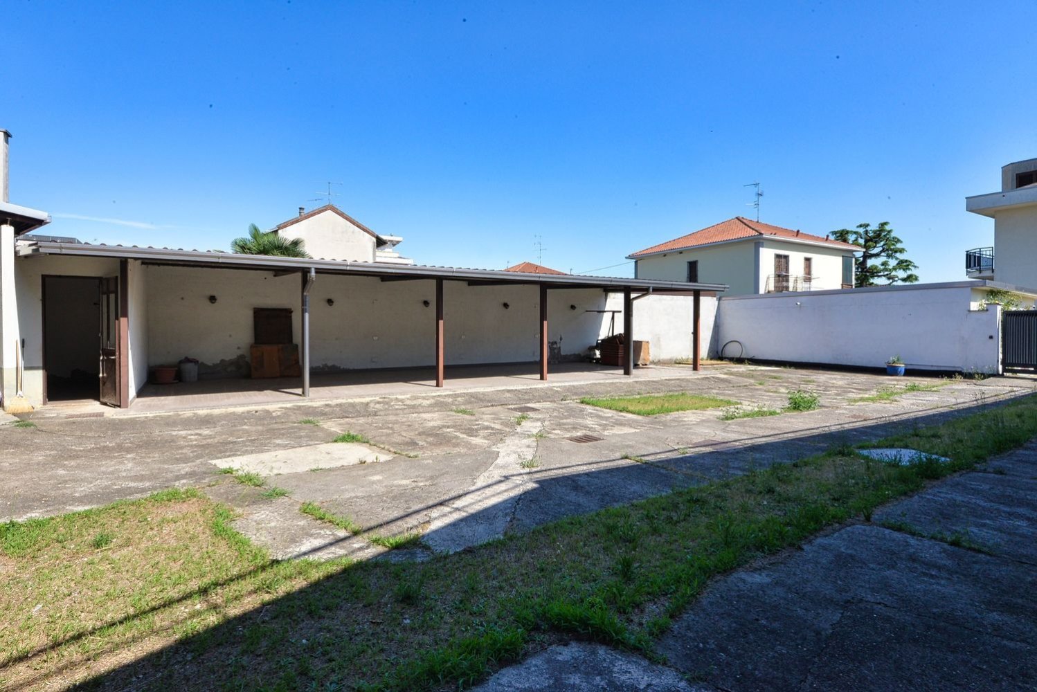 1000m² Building in Busto Arsizio, Italy No. 397617