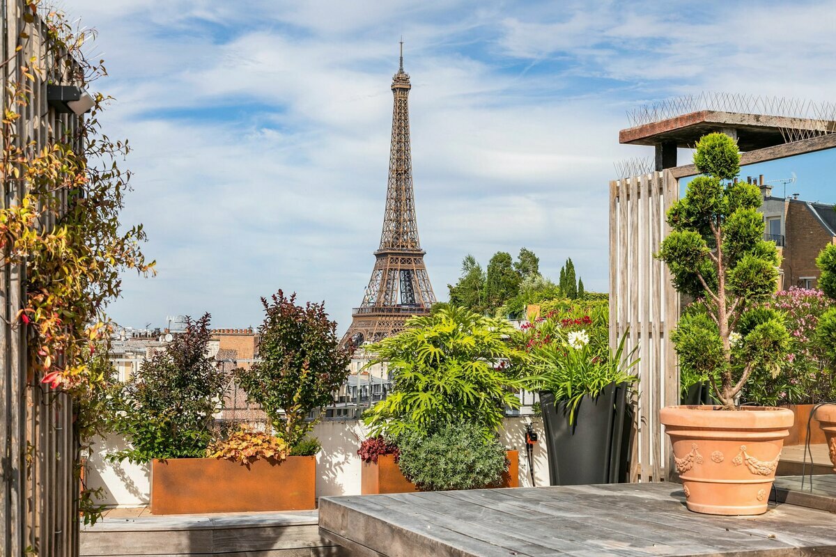 4 bedrooms Apartment in Paris, France No. 171054