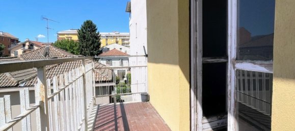 3-salle Appartement à Canelli, Italy No. 281641 8