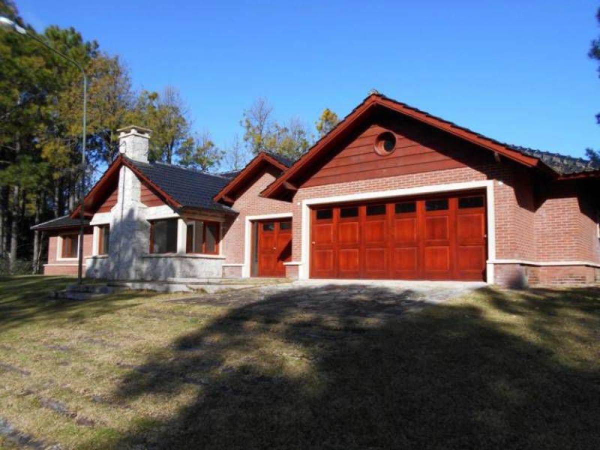 Casa de 4 dormitorios en Mar del Plata, Argentina No. 96194