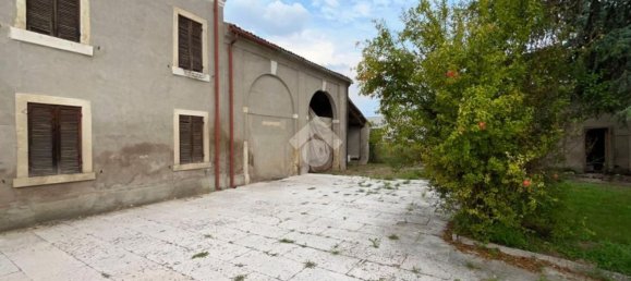 9 bedrooms Villa in Isola Rizza, Italy No. 325194 4