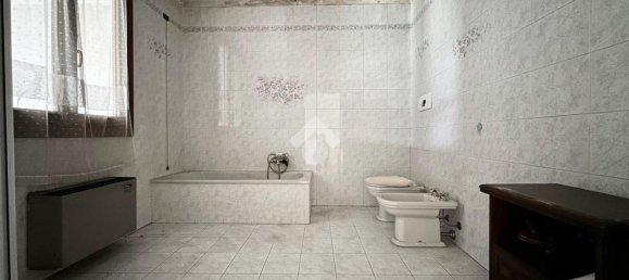 9 bedrooms Villa in Isola Rizza, Italy No. 325194 17