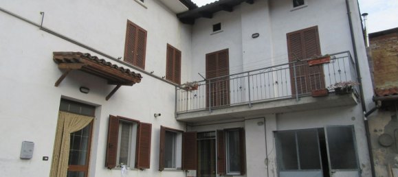 5 rooms House in Oviglio, Italy No. 49765 2