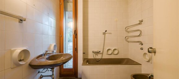 5 bedrooms Villa in Bregnano, Italy No. 139011 8