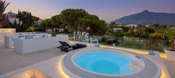 5 bedrooms Villa in Marbella, Spain No. 71464 9