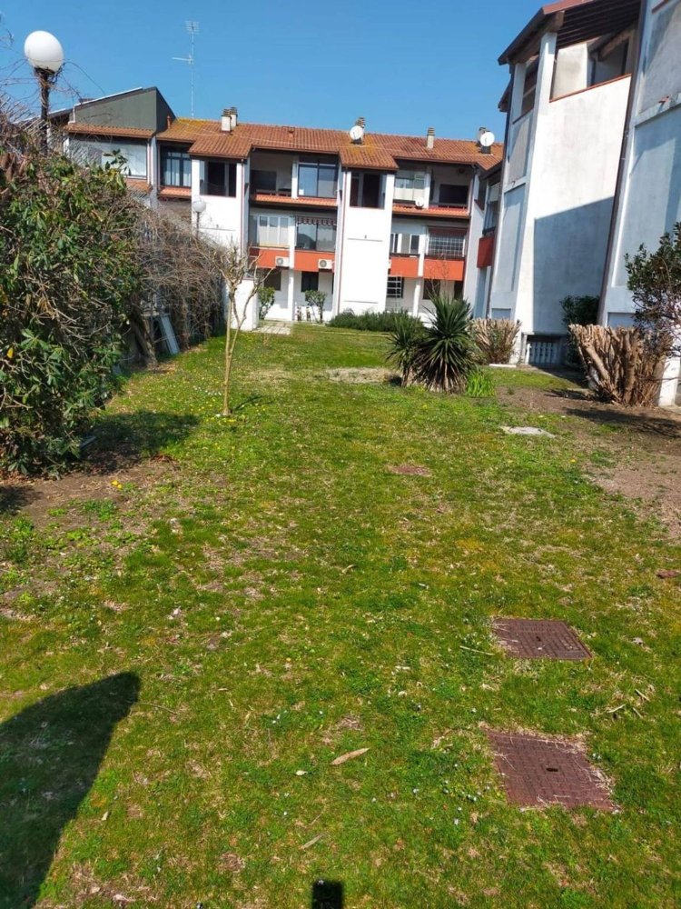 Apartamento de 4 dormitorios en Comacchio, Italy No. 377356