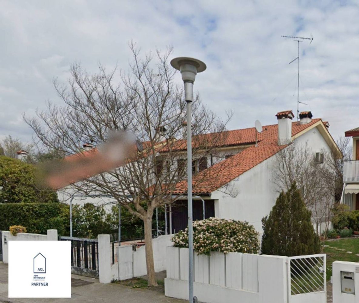 Casa de 3 dormitorios en San Michele al Tagliamento, Italy No. 341698