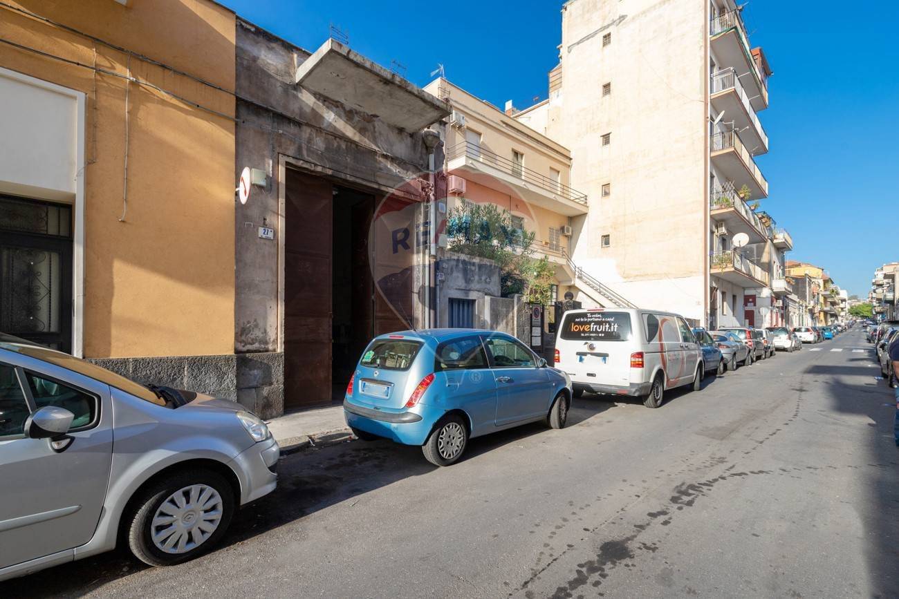 3 rooms Commercial property in Catania, Italy No. 238519