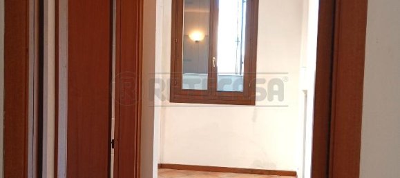 3 rooms Apartment in Vicenza, Italy No. 233060 3