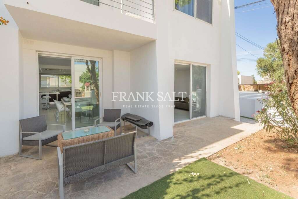 4 bedrooms Villa in San Gwann, Malta No. 8938
