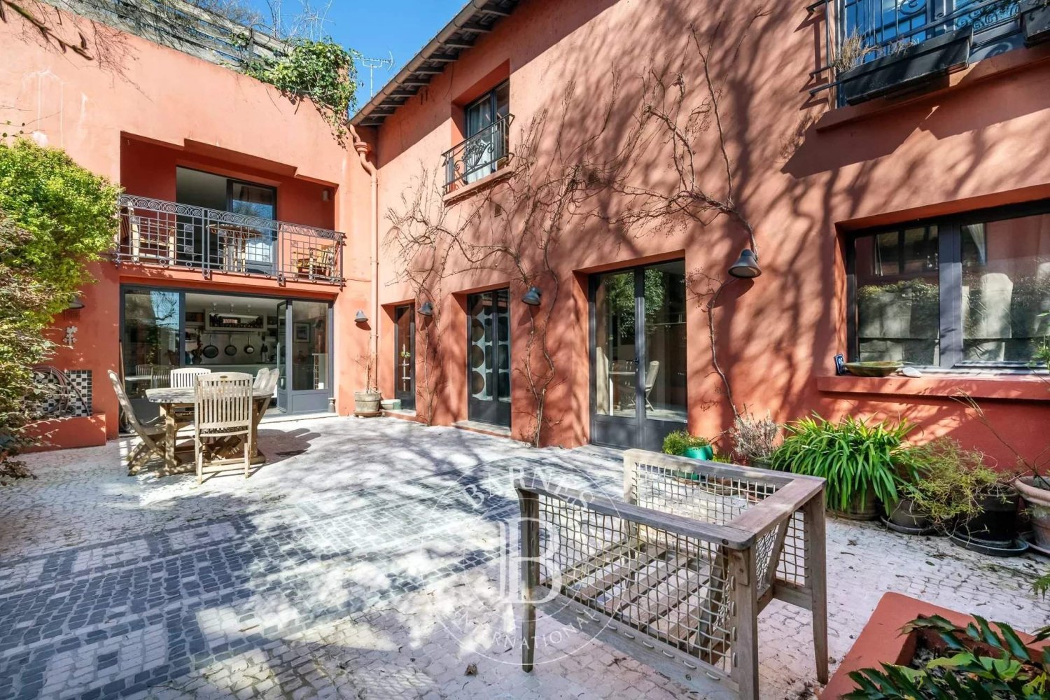 5 bedrooms House in Bagnolet, France No. 133465