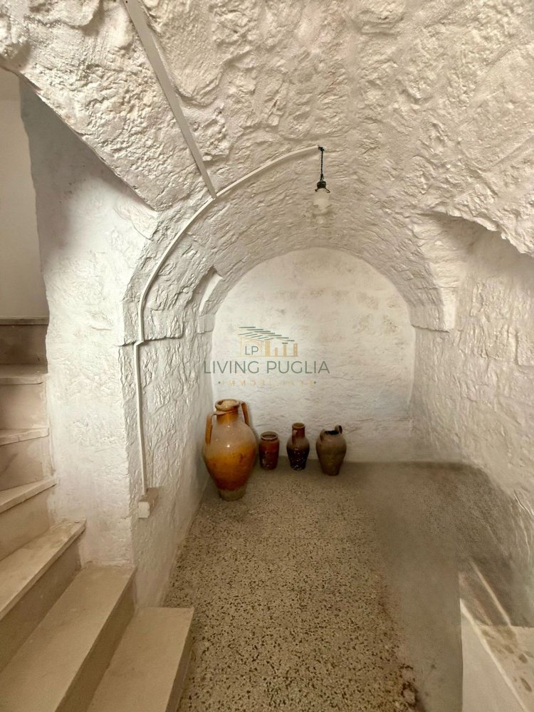 Дом с 5 спальнями в Остуни, Италия № 327719