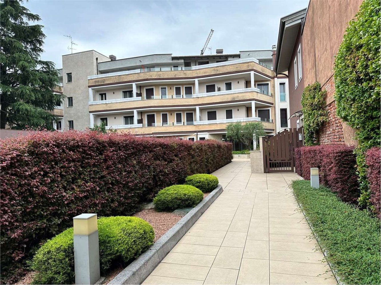 3-salle Appartement à Monza, Italy No. 3396