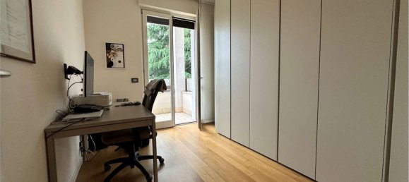 3-salle Appartement à Monza, Italy No. 3396 41
