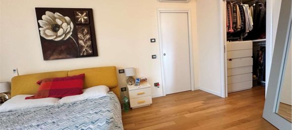 3-salle Appartement à Monza, Italy No. 3396 33