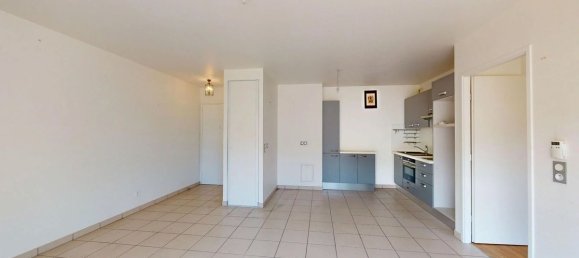 1 bedroom Apartment in Emerainville, France No. 330363 5