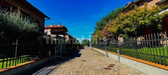 Дом с 3 спальнями в Рончелло, Италия № 380369 3