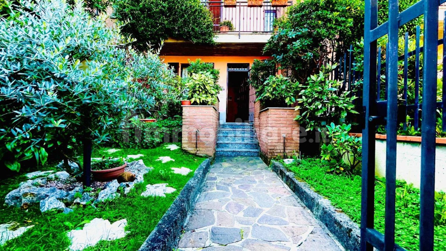 Дом с 3 спальнями в Рончелло, Италия № 380369