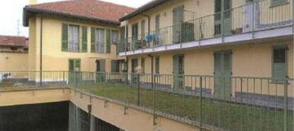 2-salle Appartement à Castano Primo, Italy No. 2614 3