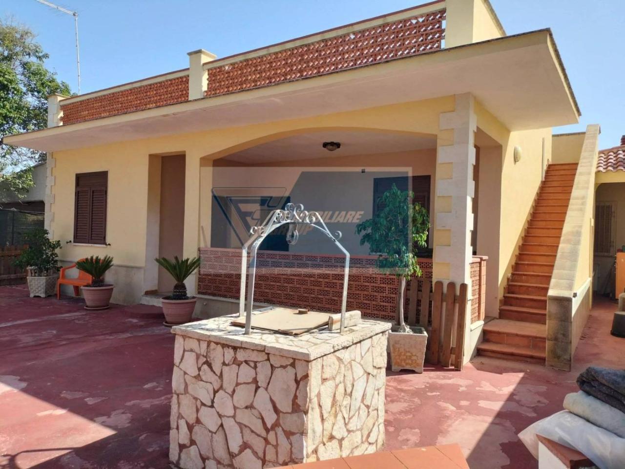 Villa de 4 habitaciónes en Syracuse, Italy No. 246139