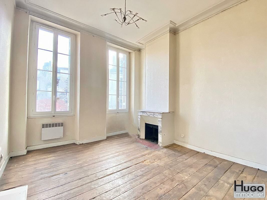 215m² Building in Bordeaux, France No. 298647