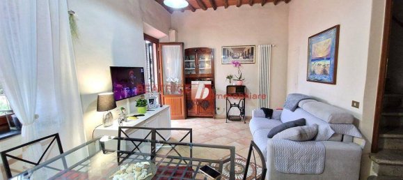 3 bedrooms House in Lucca, Italy No. 12293 7