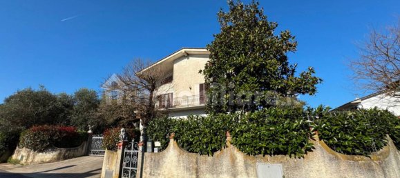4 bedrooms Villa in Fucecchio, Italy No. 62339 4