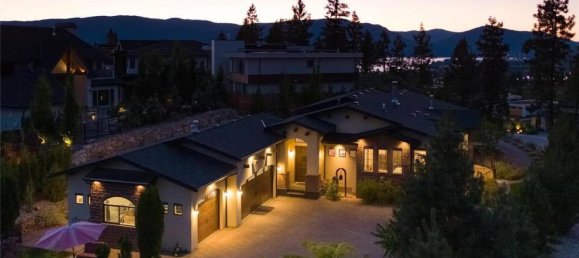 4 bedrooms House in British Columbia, Canada No. 1165 2