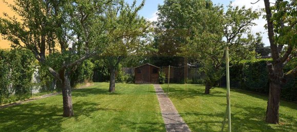 2 bedrooms House in Fontenay-le-Fleury, France No. 175259 4