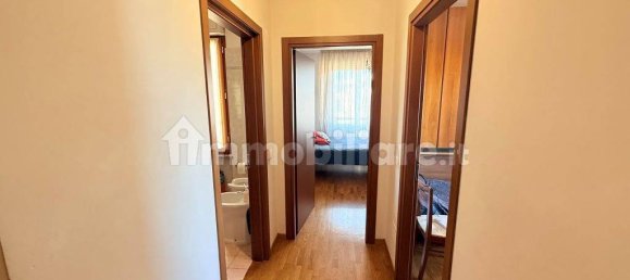 Квартира с 3 спальнями в Саронно, Италия № 350139 18