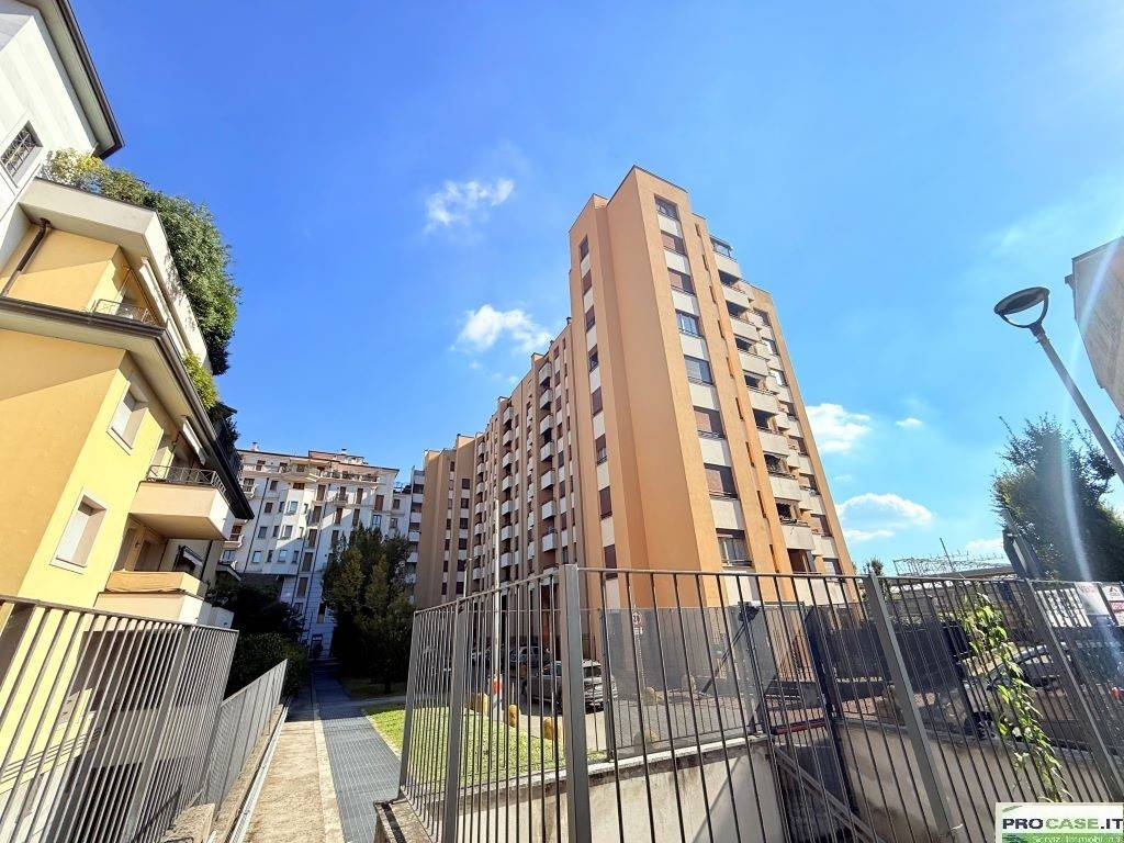 Квартира с 3 спальнями в Саронно, Италия № 350139